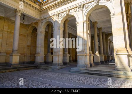 Steinmühle Kolonnade in Karlsbad, Karlsbad, alte historische Kurstadt mit Thermalquellen in der Region Westböhmen der Tschechischen Republik am 3. März 202 Stockfoto
