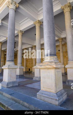 Steinmühle Kolonnade in Karlsbad, Karlsbad, alte historische Kurstadt mit Thermalquellen in der Region Westböhmen der Tschechischen Republik am 3. März 202 Stockfoto
