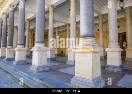 Steinmühle Kolonnade in Karlsbad, Karlsbad, alte historische Kurstadt mit Thermalquellen in der Region Westböhmen der Tschechischen Republik am 3. März 202 Stockfoto