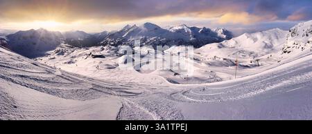 Panoramablick auf das wunderschöne Winterwunderland in den Bergen. Hintergrund in den Alpen im goldenen Abendlicht bei Sonnenuntergang. Österreich - Obert Stockfoto