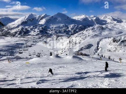 Blick auf die Skipiste in Obertauern, Österreich. Bergwinterpanorama Landschaft in den Alpen. Stockfoto