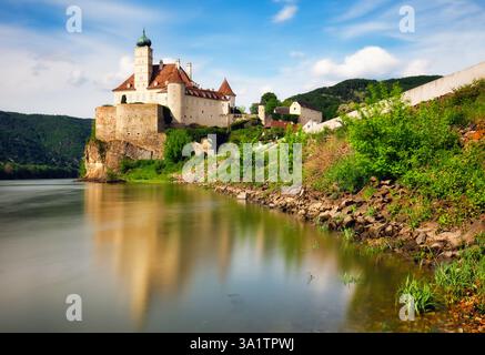 Österreich kleine Burg Schönbühel oberhalb der Donau mit Reflexion im Wasser Stockfoto