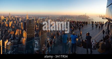 New York City, The Edge Aussichtsplattform mit Panoramablick auf Midtown und Lower Manhattan. 100. Stock des riesigen Wolkenkratzers Hudosn Yards Stockfoto