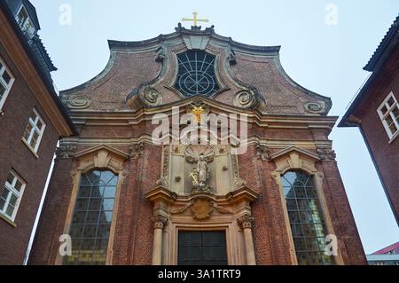 Hamburg, Deutschland - 12.07.2015 die Backsteinfassade der St. Joseph Kirche in Hamburg verfügt über schöne Fenster und eine zentrale Skulptur Stockfoto