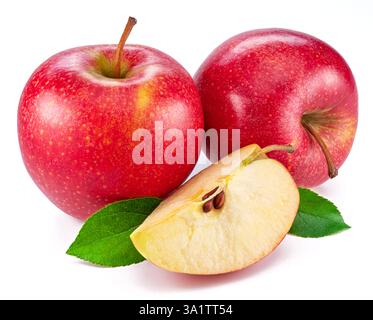 Reife rote Äpfel und Apfelscheiben isoliert auf weißem Hintergrund. Stockfoto