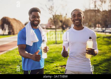 Zwei Freunde sind bereit zum Joggen in der Stadt. Stockfoto