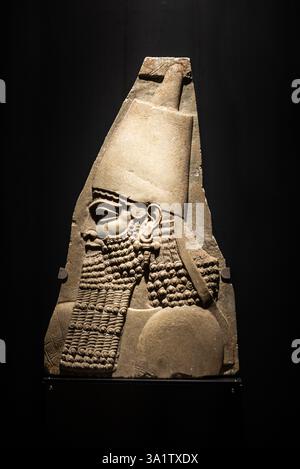 Turin, Italien - 26. November 2024: Alabaster-Relief von Sargon II., König des Neo-Assyrischen Reiches, im Palazzo reale oder Königspalast in Turin oder Tor Stockfoto