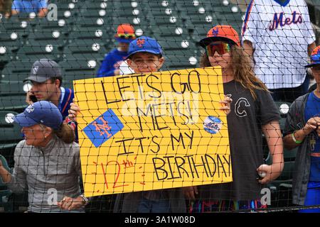 New York Mets Fan Joshua aus Queens hält vor dem Baseballspiel im Frühjahr gegen die Miami Marlins im Roger Dean Chevrolet Stadium in Jupiter, Florida, Mittwoch, 26. Februar 2025. (Foto: Gordon Donovan) Stockfoto