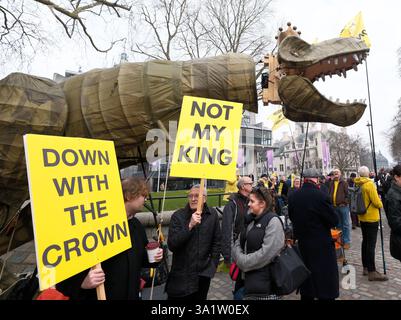 Westminster Abbey, London, Großbritannien. März 2025. Mitglieder der Republik protestieren gegen den Commonwealth Day, Westminster Abbey. Quelle: Matthew Chattle/Alamy Live News Stockfoto