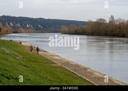 Schlendern Sie entlang der ruhigen seine in La Roche-Guyon, Frankreich, mit der Schönheit der Natur Stockfoto
