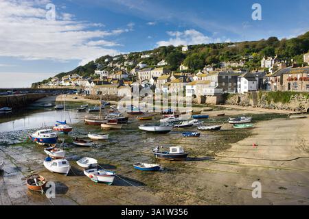 Blick auf das Dorf Mousehole und den Hafen bei Ebbe an einem sonnigen Tag, Mousehole, Cornwall, England. Herbst (Oktober) 2009 Stockfoto