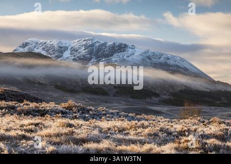 Schnee, Frost und Nebel an einem kühlen Morgen im Rannoch Moor in den schottischen Highlands. Frühjahr (März) 2024. Stockfoto