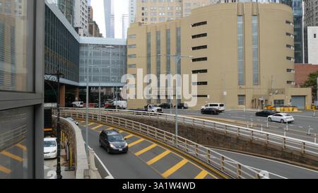 New York City, USA - 11. September 2023: Lower Manhattan, Downtown Financial District Architektur. World Trade Center Wolkenkratzergebäude, USA. American Street. WTC Freedom Tower. Batterietunnel. Stockfoto