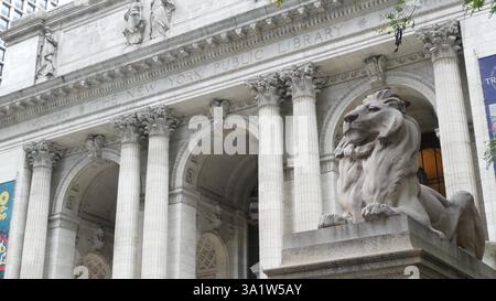 New York City, Vereinigte Staaten - 13. September 2023: Manhattan Midtown Bryant Park. Architektur des öffentlichen Bibliotheksgebäudes, 42 Straße und 5th Fifth 5 Avenue. Wahrzeichen der USA. Fassade und Löwenskulptur. Stockfoto