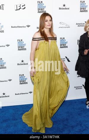 Schauspielerin Stana Katic kommt am 27. Februar 2016 zu den 31. Jährlichen Film Independent Spirit Awards in einem Zelt am Santa Monica Beach in Santa Monica, Los Angeles, USA Stockfoto