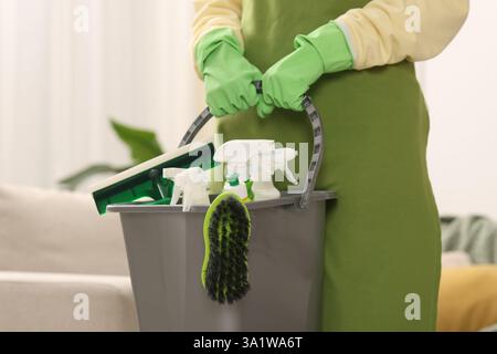 Frau mit Eimer Putzmittel zu Hause, Nahaufnahme Stockfoto