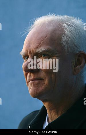 Der britische Filmstar Malcolm McDowell, der im Sheraton Hotel in Edinburgh bei einem Fotobesuch vor einem besonderen Ereignis beim Edinburgh International Film Festival gezeigt wurde und die Karriere von Regisseur Lindsay Anderson übertrug. Das Filmfestival findet bis zum 29. August statt. Stockfoto