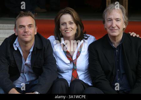 Die beiden Hauptrollen Sigourney Weaver und Alan Rickman sowie der Regisseur Marc Evans wurden im Dominion Cinema in Edinburgh zur Premiere ihres neuesten Films Snow Cake gedreht. Der Film wurde im Rahmen des Edinburgh International Film Festival gezeigt. Das Festival, das bis zum 27. August stattfand, zeigte Filme aus aller Welt. Stockfoto