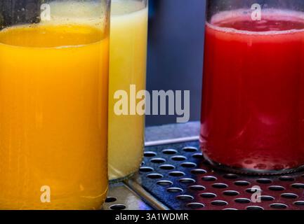 Bunte flüssige Getränke an einer Bar Stockfoto
