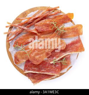 Blick von oben auf ein Holztablett mit geräuchertem truthahn, Huhn und Schweinefleisch in Form von Scheiben und Strohhalmen, isoliert auf weißem Hintergrund Stockfoto
