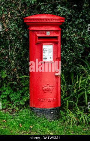 Ein hellroter Briefkasten der britischen Post in Balmaha am Ufer des Loch Lomond in Schottland Stockfoto