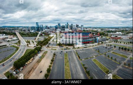 13. Oktober 2023, Nashville, TN: Aus der Vogelperspektive des Fußballstadions Nissan mit der Innenstadt von Nashville, Tennessee im Hintergrund Stockfoto