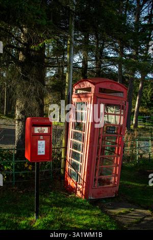 Ein knallrotes, britisches Postfach auf einem schwarzen Pfosten, an grünen Geländern, bei Stochnachlachar, am Loch Katrine in den Trossachs in Schottland. Stockfoto