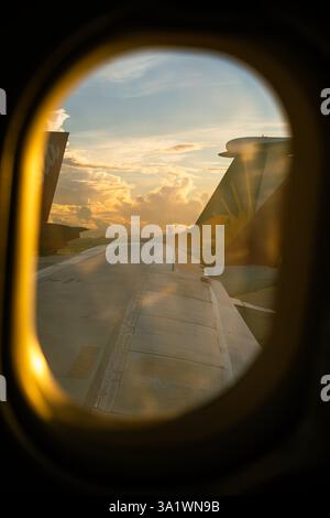 Fensteransicht aus dem Inneren eines Flugzeugs, das sich auf den Start vorbereitet Stockfoto