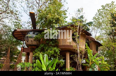Hütte mit Hubschrauber in Chiang Mai, Thailand. Ungewöhnliches stilvolles Stelzenhaus mit Hubschrauber. Stockfoto
