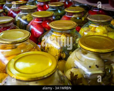Reihen von Glasgläsern mit Gemüse aus der Dose Stockfoto