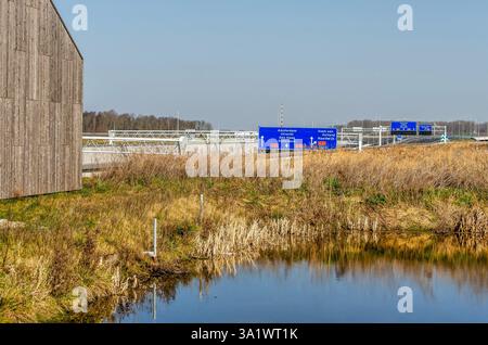 Vlaardingen, 8. März 2025: Blick über die umliegende Öko-Zone in Richtung Tunneleingang in der neu geschaffenen Autobahn A24 Stockfoto