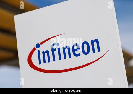 Neubiberg, Deutschland. März 2025. Die Infineon-Schrift und das Logo sind am 9. März 2025 auf einem Schild am Firmensitz Campeon in Neubiberg im bayerischen Landkreis München zu sehen. Die Infineon Technologies AG ist der größte deutsche Halbleiterhersteller und einer der zehn größten Halbleiterhersteller der Welt. Der größte Produktionsstandort Deutschlands befindet sich in Dresden. Quelle: Matthias Balk/dpa/Alamy Live News Stockfoto