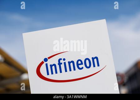 Neubiberg, Deutschland. März 2025. Die Infineon-Schrift und das Logo sind am 9. März 2025 auf einem Schild am Firmensitz Campeon in Neubiberg im bayerischen Landkreis München zu sehen. Die Infineon Technologies AG ist der größte deutsche Halbleiterhersteller und einer der zehn größten Halbleiterhersteller der Welt. Der größte Produktionsstandort Deutschlands befindet sich in Dresden. Quelle: Matthias Balk/dpa/Alamy Live News Stockfoto