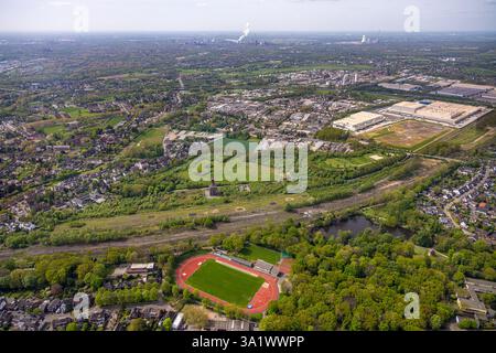 Aus der Vogelperspektive, Zeche und historischer Grubenkopfrahmen des Bergwerks Sterkrade, Eisenbahngleise und Güterzug, Industriegebiet, Baustelle für Pi Stockfoto