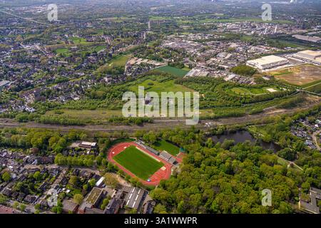 Aus der Vogelperspektive, Zeche und historischer Grubenkopfrahmen des Bergwerks Sterkrade, Eisenbahngleise und Güterzug, Industriegebiet, unterhalb des Volkspark STER Stockfoto