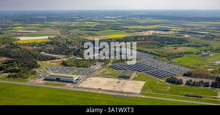 Luftsicht, Airport Weeze, Ryanair Airline, Solarpark und Terminal Check-in Halle, Parkplätze, Wiesen und Felder mit Fernsicht, Baal, Weeze, L Stockfoto