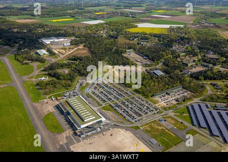 Luftsicht, Airport Weeze, Ryanair Airline, Terminal Check-in Halle und Parkplätze, Wiesen und Felder mit Fernsicht, Baal, Weeze, Niederrhein, Stockfoto