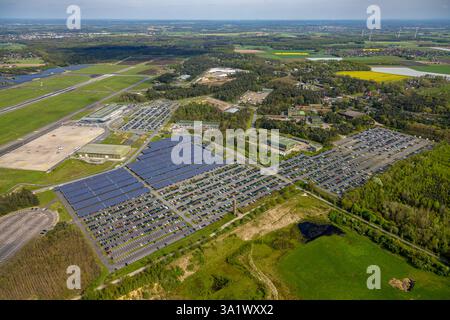 Luftsicht, Airport Weeze, Ryanair Airline, Solarpark und Terminal Check-in Halle, Parkplätze, Wiesen und Felder mit Fernsicht, Baal, Weeze, L Stockfoto
