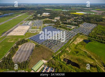 Luftaufnahme, Airport Weeze, Ryanair Airline, Landebahn und Landebahn, Solarpark und Terminal-Abfertigungshalle, Parkplätze, Wiesen und Felder mit di Stockfoto