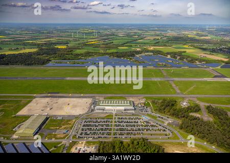 Luftaufnahme, Airport Weeze, Ryanair Airline, Landebahn und Landebahn, Solarpark und Terminal-Abfertigungshalle, Parkplätze, Wiesen und Felder mit di Stockfoto