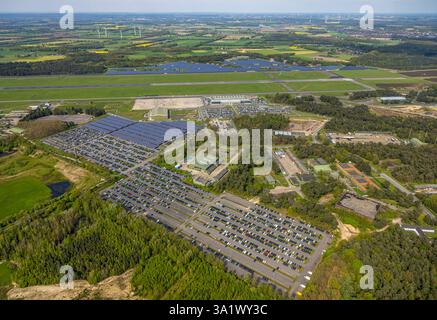 Luftaufnahme, Airport Weeze, Ryanair Airline, Landebahn und Landebahn, Solarpark und Terminal-Abfertigungshalle, Parkplätze, Wiesen und Felder mit di Stockfoto