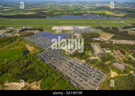 Luftaufnahme, Airport Weeze, Ryanair Airline, Landebahn und Landebahn, Solarpark und Terminal-Abfertigungshalle, Parkplätze, Wiesen und Felder mit di Stockfoto