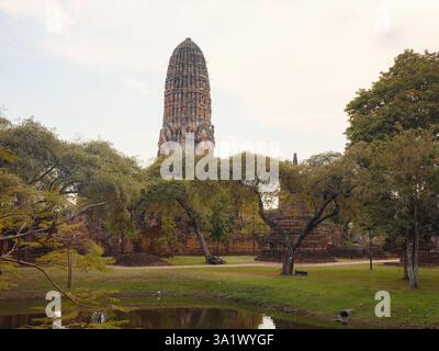 Wat Phra RAM Ayutthayas antike Tempel und berühmte Wahrzeichen, mit komplizierter Architektur, historischen Ruinen und kulturellem Erbe in ruhigem geldautomaten Stockfoto