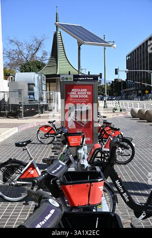 LOS ANGELES, KALIFORNIEN - 8. März 2025: Eine Metro-Fahrradstation an der Los Angeles Street in der Temple Street. Stockfoto