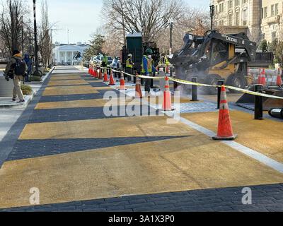 Washington, DC, USA. März 2025. Bauarbeiter beginnen mit der Demontage der Black Lives Matter plaza in der Nähe des Weißen Hauses. Fast fünf Jahre lang erinnerte ein großes Schild in der Nähe des Weißen Hauses an den brutalen Tod des afroamerikanischen George Floyd bei einem Polizeiüberfall - jetzt haben die Abrissarbeiten begonnen. Unter den Augen von Kamerateams und Fotografen begannen Bauarbeiter und Bagger, den Schriftzug „Black Lives Matter“ zu entfernen. Credit: Thomas Müller/dpa/Alamy Live News Stockfoto