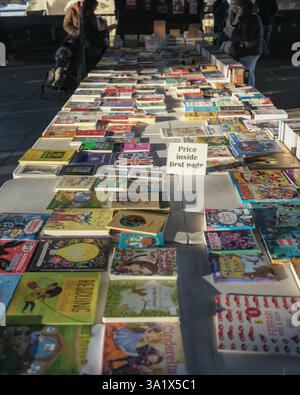 29. November 2024 - der Buchmarkt auf der Londons Southbank verkauft gebrauchte Bücher. Stockfoto