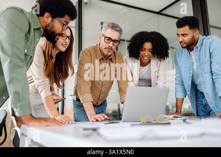 Geschäftsleute prüfen Leistungsdiagramme und analysieren das Unternehmenswachstum in Büroumgebungen. Multikulturelles Team arbeitet zusammen, diskutiert Finanzdaten und plant Geschäftsstrategien Stockfoto