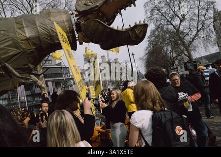 Anti-Monarchie-Protest in London Aktivisten der Republik veranstalten am Commonwealth Day einen Protest vor der Westminster Abbey und enthüllen einen riesigen T-Rex, der eine Krone trägt, um die Monarchie als veraltete Institution zu symbolisieren. Die Demonstranten halten Schilder mit der Aufschrift „Not My King, Down with the Crown“ und „Ditch the Duchies“, die die Rolle und den Reichtum der britischen königlichen Familie kritisieren. Die Demonstration stellt das Erbe des Commonwealth und die Beziehungen der Monarchien zu Kolonialismus und Privilegien in Frage. London England Vereinigtes Königreich Copyright: xx Stockfoto