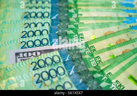 100 Dollar von 2000 Tenges-Scheinen. Papiergeld aus dem Umlauf Stockfoto