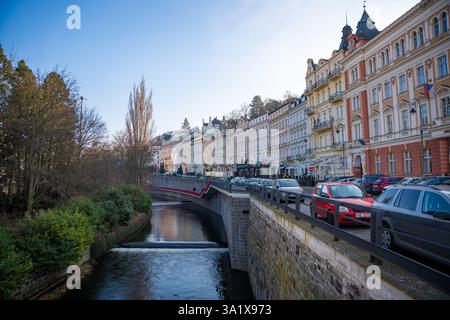Karlsbad, Tschechische Republik - 10. Februar 2025: Blick auf das Stadtzentrum von Karlsbad mit Menschen und Cafés im Winter, Tschechische republik Stockfoto